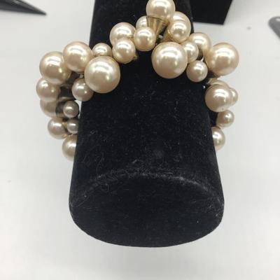 Faux pearls bulky bracelet