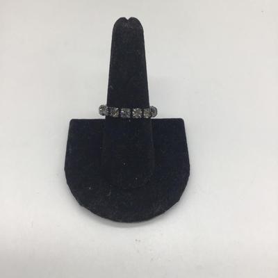 Adjustable black ring