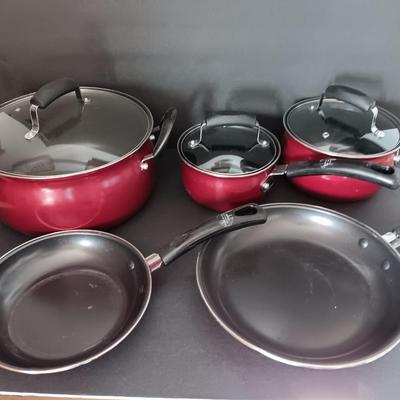 Unbranded red pots & pans with three universal lids- lightly used