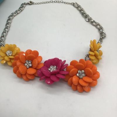 Bright flowers chain necklace