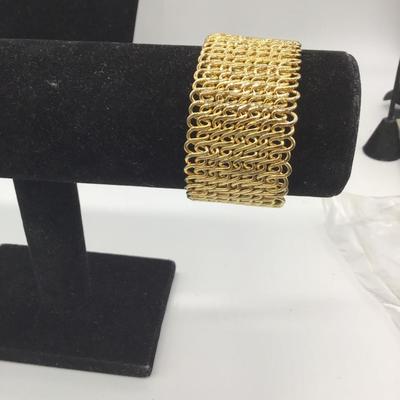 Gold toned fashion bracelet