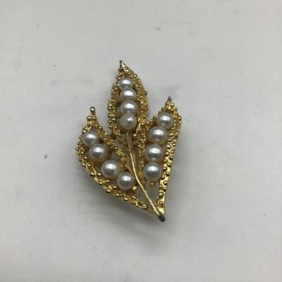 Vintage leaf brooch