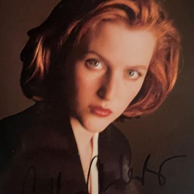 Gillian Anderson facsimile signed photo. 5x7 inches
