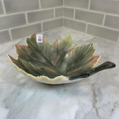 Beautiful decorative leaf bowl