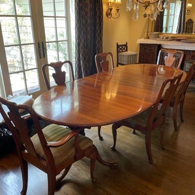 Elegant dining table and 6 chairs