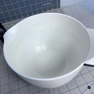 Measuring Cups and Mixing Bowls 