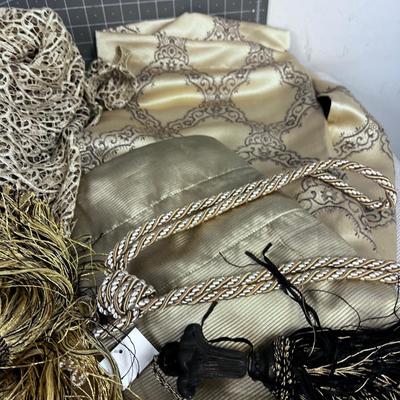 Mixed Lot of Home DÃ©cor Linens 