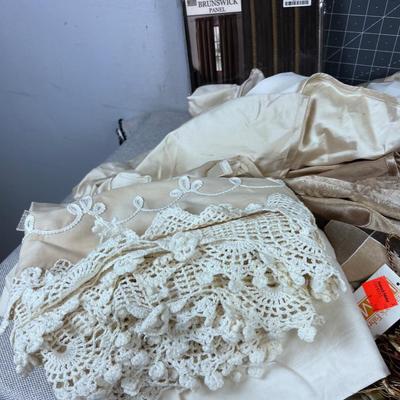 Mixed Lot of Home DÃ©cor Linens 