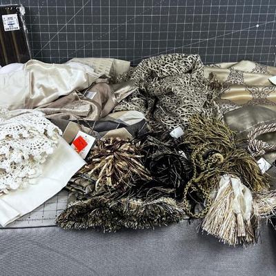 Mixed Lot of Home DÃ©cor Linens 