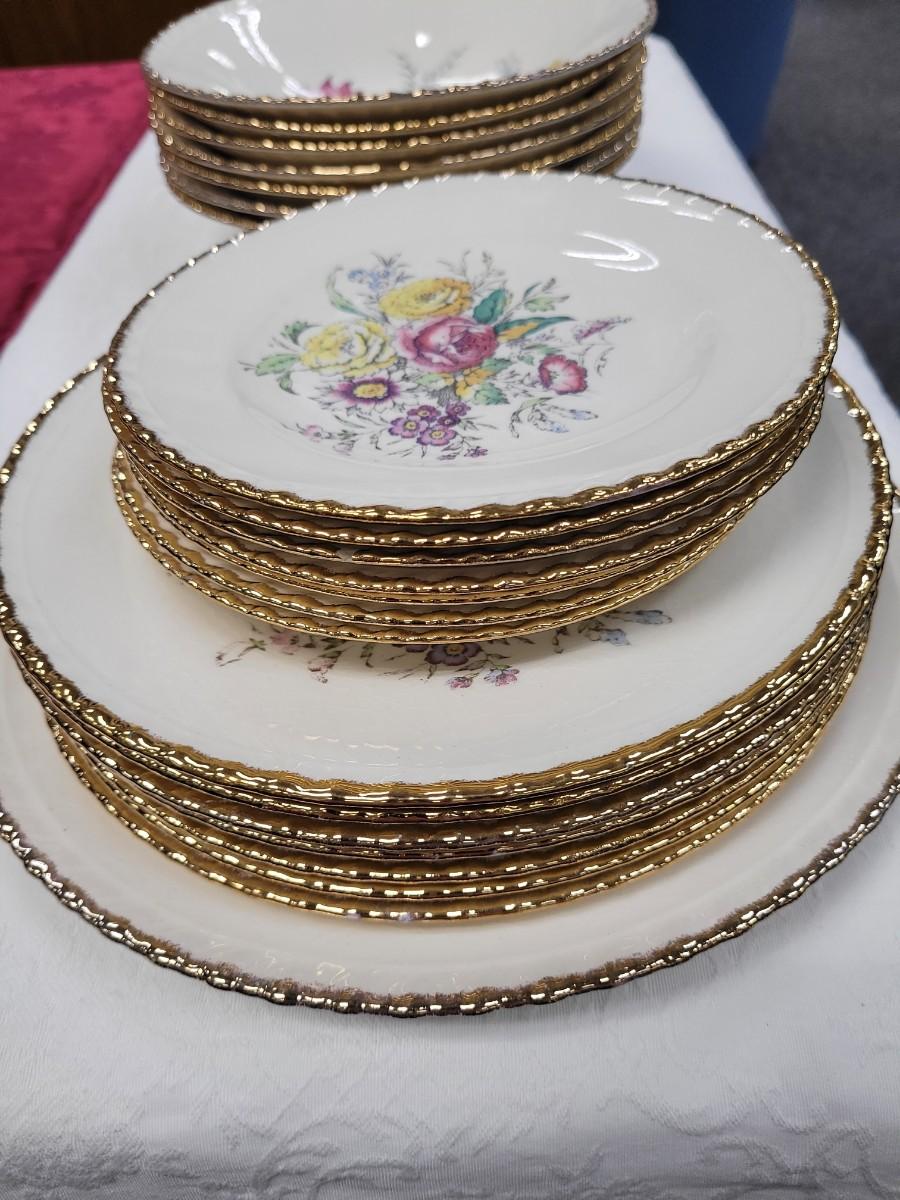 Breath O'Spring 22K Gold British Empire Ware | EstateSales.org