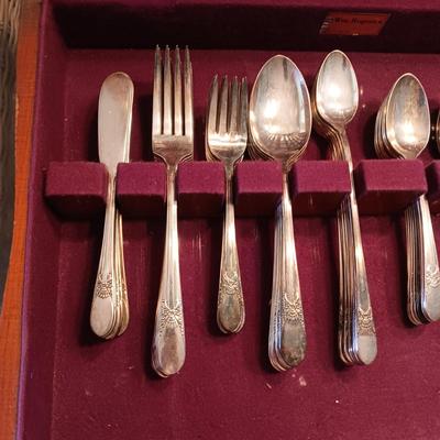 WM ROGERS SILVER PLATED 8 PLACE SETTING OF FLATWARE W/EXTRAS IN A CHEST