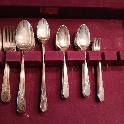 WM ROGERS SILVER PLATED 8 PLACE SETTING OF FLATWARE W/EXTRAS IN A CHEST