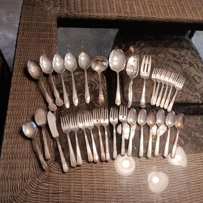 MISMATCHED ONEIDA TUDOR PLATE AND OTHER SILVER PLATED FLATWARE