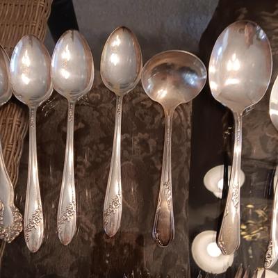 MISMATCHED ONEIDA TUDOR PLATE AND OTHER SILVER PLATED FLATWARE