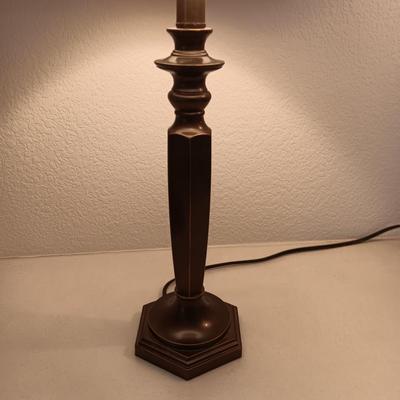 A PAIR OF MATCHING TABLE LAMPS