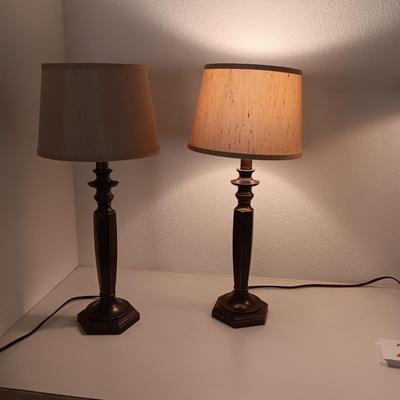 A PAIR OF MATCHING TABLE LAMPS