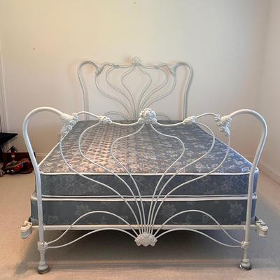 Ornate White Iron Bed Frame (UB3-DZ)