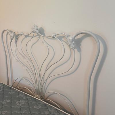 Ornate White Iron Bed Frame (UB3-DZ)