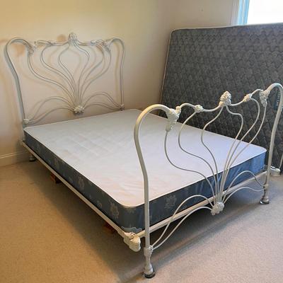 Ornate White Iron Bed Frame (UB3-DZ)