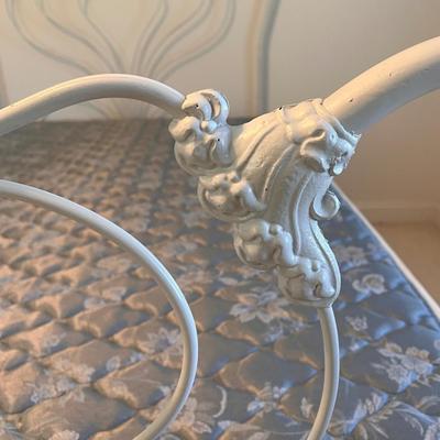 Ornate White Iron Bed Frame (UB3-DZ)