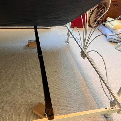 Ornate White Iron Bed Frame (UB3-DZ)