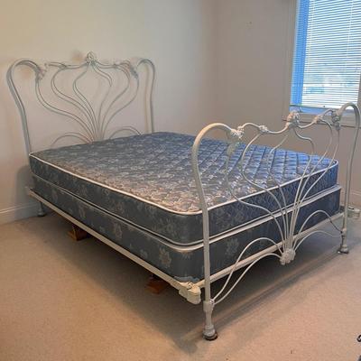 Ornate White Iron Bed Frame (UB3-DZ)