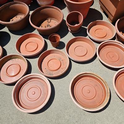 Collection of Plastic Pots & Trays (G-JS)