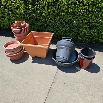 Collection of Plastic Pots & Trays (G-JS)