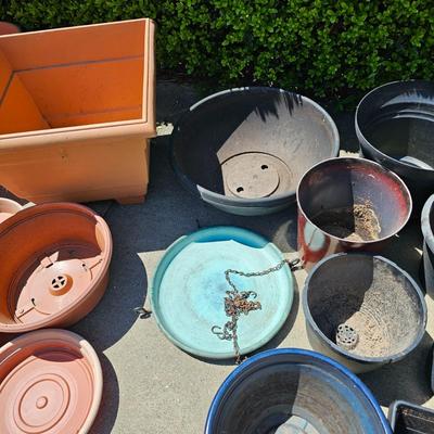 Collection of Plastic Pots & Trays (G-JS)