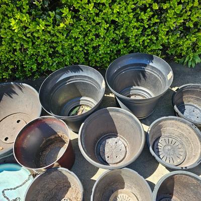 Collection of Plastic Pots & Trays (G-JS)
