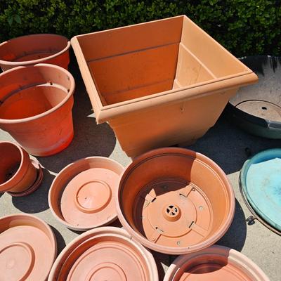 Collection of Plastic Pots & Trays (G-JS)