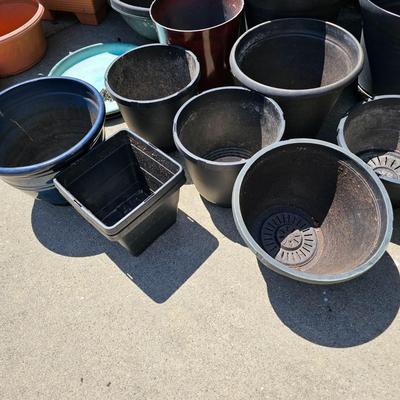 Collection of Plastic Pots & Trays (G-JS)