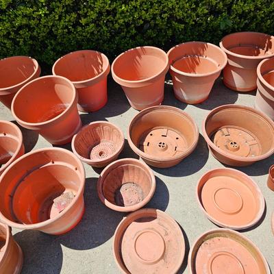 Collection of Plastic Pots & Trays (G-JS)