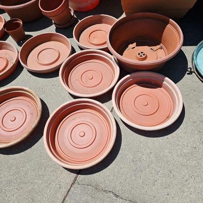 Collection of Plastic Pots & Trays (G-JS)