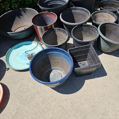 Collection of Plastic Pots & Trays (G-JS)