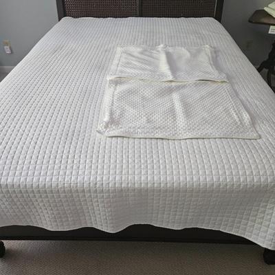 Queen Size Cane Sleigh Bed and Bedding (B1-DW)
