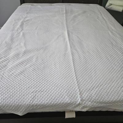 Queen Size Cane Sleigh Bed and Bedding (B1-DW)