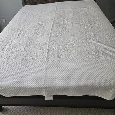 Queen Size Cane Sleigh Bed and Bedding (B1-DW)