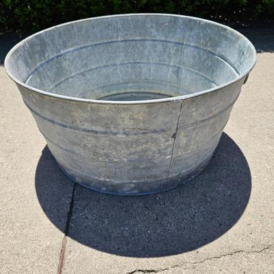 Assortment of Galvanized Tubs & Buckets (G-JS)