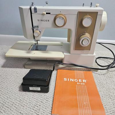 Singer 5132 and Sewing Accessories (B1-DW)
