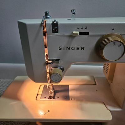 Singer 5132 and Sewing Accessories (B1-DW)