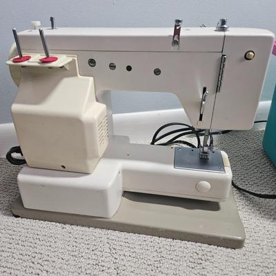 Singer 5132 and Sewing Accessories (B1-DW)