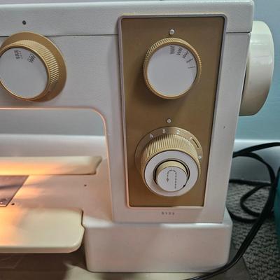 Singer 5132 and Sewing Accessories (B1-DW)