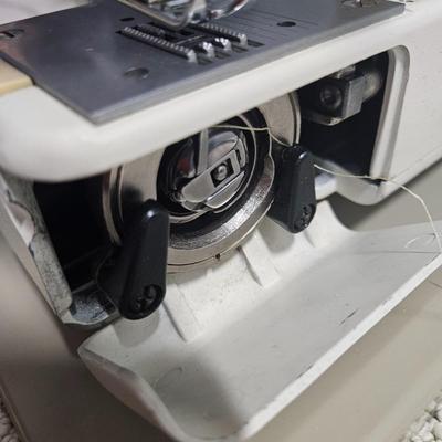 Singer 5132 and Sewing Accessories (B1-DW)