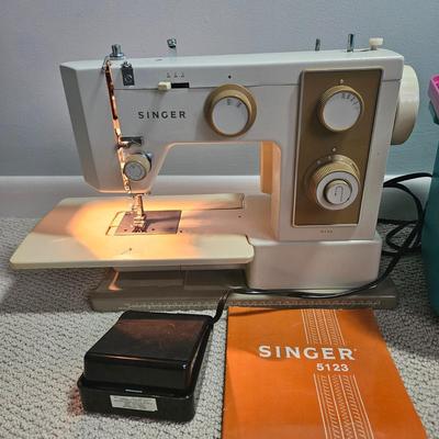 Singer 5132 and Sewing Accessories (B1-DW)