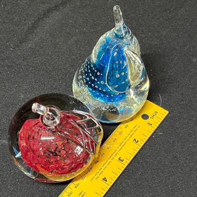 Controlled bubble fruit paperweights