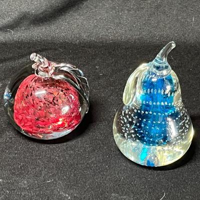 Controlled bubble fruit paperweights
