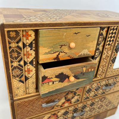 Oriental jewelry box