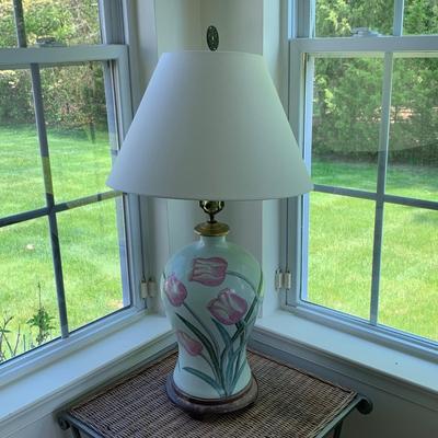 LOT 166: Tulip Ginger Jar Lamp