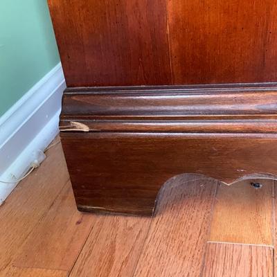 LOT 193: 4-Drawer Chippendale Style Bachelors Chest/Sideboard